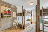 Sunset Island Beach House w/3 Large Decks,  75'' TV, quick walk to amenities