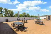 Base of Old Mission Peninsula 2BR Condo w/ Rooftop Hot Tubs near East Bay Beach