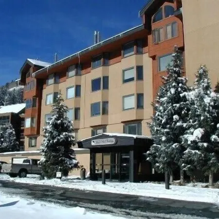 LUXURY STUDIO+BUNK ROOM, VIEWS, MINS TO LIFTS /SHOPS, ONSITE HOT TUB, GARAGE