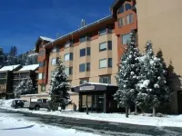 LUXURY STUDIO+BUNK ROOM, VIEWS, MINS TO LIFTS /SHOPS, ONSITE HOT TUB, GARAGE