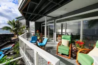 Private Oceanfront Home, Sleeps 10, Fire Pit, Minutes to Kailua, Backyard Beach