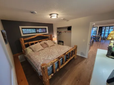 Rustic Log Cabin/Modern Addition - Pontoon, Bunk House, Hot Tub - Woman Chain