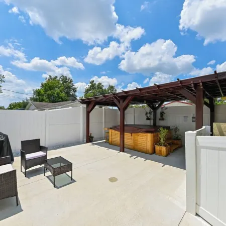 Paradise in Brandon with luxurious 6 person jacuzzi.