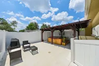 Paradise in Brandon with luxurious 6 person jacuzzi. Hotels near DayDreams Day Spa, Med Spa & Massage Brandon, FL