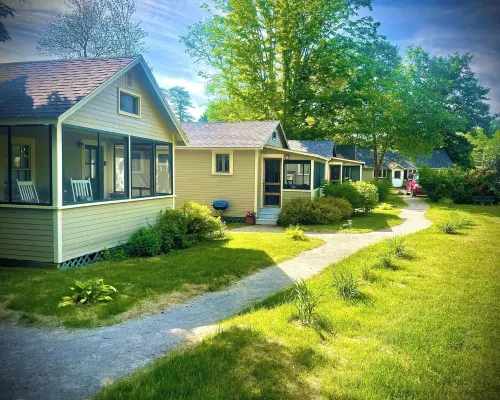 Cottages by the Lake #2 Hotels in Bristol