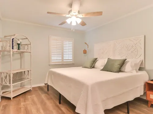 Newly Renovated Peaceful Oasis-Walk to the Beach!