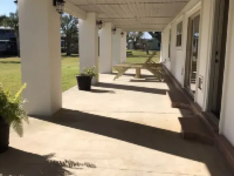 BEAUTIFUL WATERFRONT HOME WITH BOATHOUSE AND HUGE PORCHES! Hotels in Hackberry