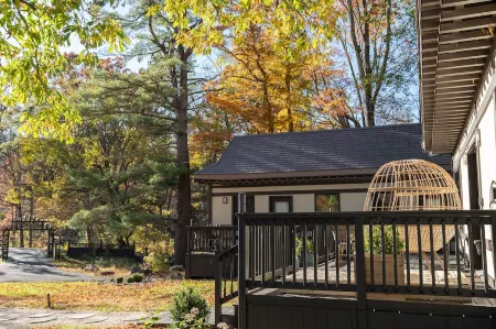 Joy Cottage - 3 Bedroom/3 Bath - Waterfront Property on Buddhist Temple Grounds