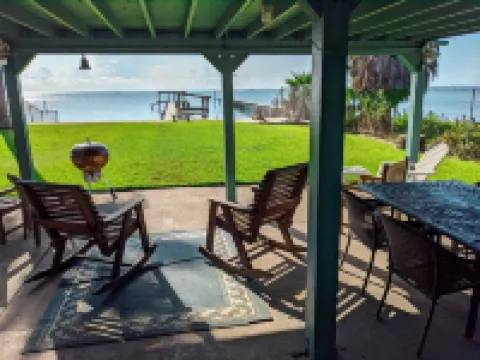 Quiet Family Kept Waterfront Bayhouse With Great Fishing Pier