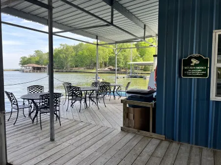 2Br Getaway-  2 Min. Walk to Lake Livingston and Marina