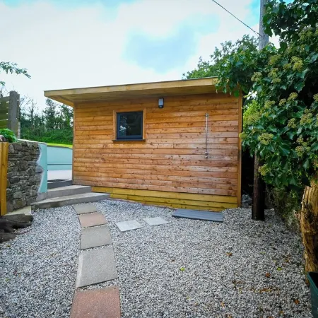 Beautifully Appointed Chalet Ideally located 5 min walk from beach & town centre