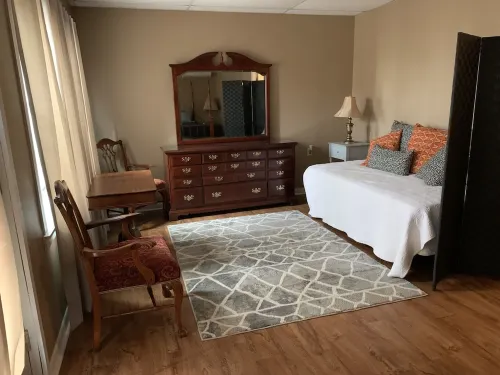 Aunt Minnie's Peabody Flat near Mountain View's Historic Courthouse Square