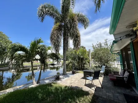 A Little Slice of Key West on Lake Tarpon - Kayak and fish from the back yard