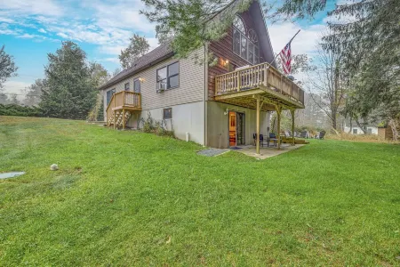 3 BED / 2 BATH HOME WITH BOAT SLIP - STEPS TO LAKE WALLENPAUPACK