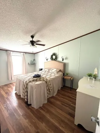 5 bedroom lake front home on Lake Secession