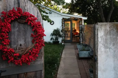 Chic Apartment-Style Suite, Steps From Main, Luxury Finishings, Outdoor Shower