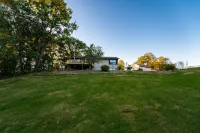 Driftless Area Country House: large deck, spring fed creek, Amish area