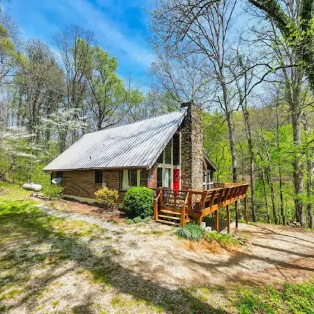The Riverhouse - on 300 Acres, Hot Tub, Firepit, by Creek!