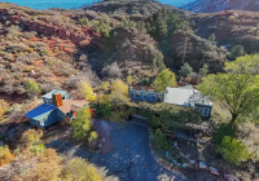 Red Cliff Chalet, Cozy 2BD guesthouse, AC, Close to town, hot springs, skiing