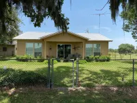 Near Fayetteville, Round Top, Columbus: Peaceful Country Setting