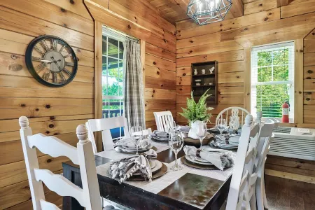 Private Hot Tub, Outdoor Fireplace, High Speed Wifi, 9.7 Miles to Dollywood