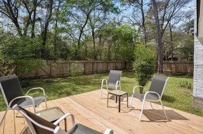 Modern Stay Centrally Located in The Woodlands