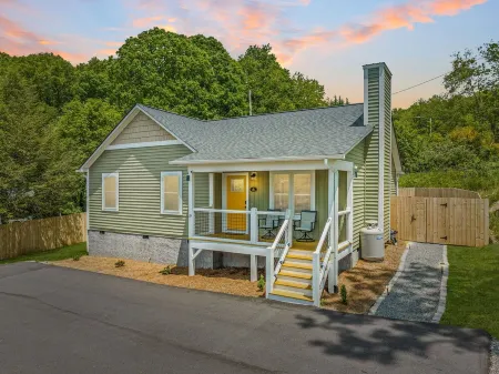 New home w/hot tub, fireplace, firepit - Less than 1/2 mi to Main St.