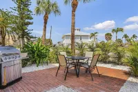 CASA BELLA "D"  - 1 bed/1 bath - STEPS TO THE BEACH - Sleeps 2