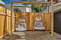 Cozy Southside Pitt home w/ Pool Table +Yard Hotel a 