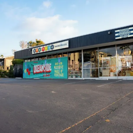 Guest Favorite! Easy Walk to Beach/Food & Shops + Private Parking