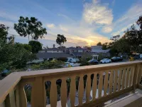 Local Cheerful 4 Bedroom home with outdoor dining