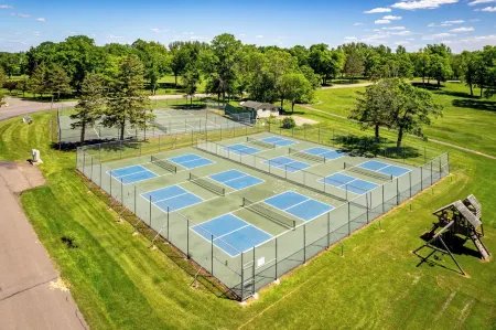 4Br Lakefront Townhome with Stunning Mille Lacs Lake Views in Onamia