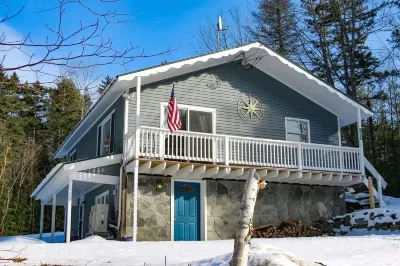 Relaxing Mountain Setting w/Private Hot Tub, 5 Minutes to Okemo.  Pet Friendly!