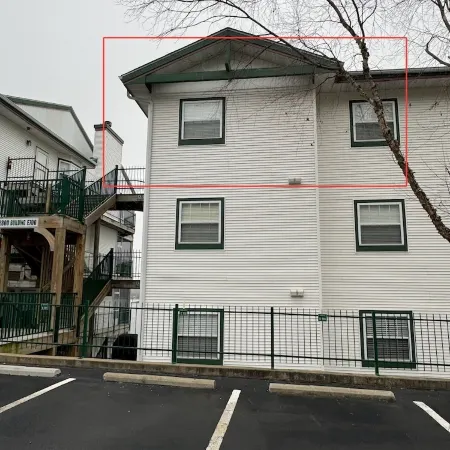 AMAZING TOP FLOOR LAKE VIEWS! UPDATED CONDO, 3 BR/2BA, GREAT LOCATION, 39' SLIP