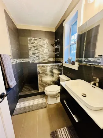 Luxury studio in the private hillside of Trail. Wi-Fi & Pet Friendly!