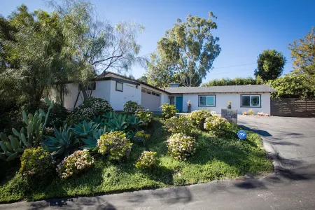 Amazing Views with Heated Pool and Jacuzzi Near Beach