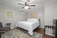 Inviting Mtn Retreat! Fire Pit+Grill~WiFi~Near Avl~ 3 Mins to Hatley Pointe!