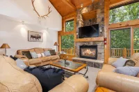 Secluded Spacious Cabin | Private Hot Tub | Large Bedrms | Huge Deck & Screen Rm