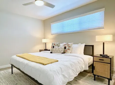 Work Here • Walk+Shop+Dine Downtown • King Bed • Remodeled Kitchen • Top Floor
