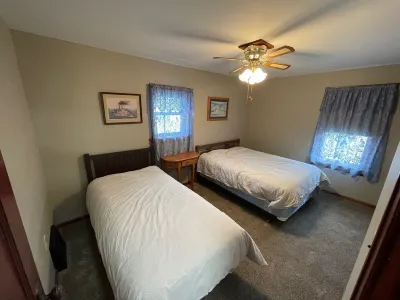 Large property close to the Mississippi River. Sleeps up to 12. Pet Friendly. Hotels near Genoa Park