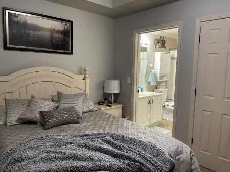 6109 Towers, Beautiful Condo! Quiet! Elevators, Indoor/Outdoor Pools. Free Wifi