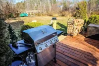A-Frame Hot tub Retreat - Firepit, Grill, EV & Dog Friendly, Close to N. Conway. Hotel di Fryeburg