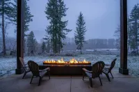 Brand New Luxury Cabin on 5 acres with Hot Tub and Game Room. Cozy and Clean.
