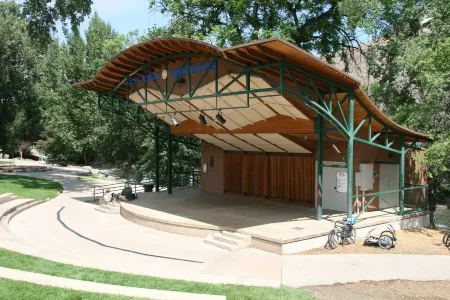 By the River & Downtown, Beautiful, Comfortable, Kids Welcome STL# 02559535