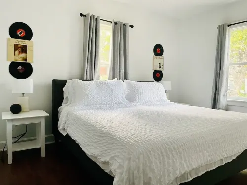 Cozy & Centrally Located APT - KING BED