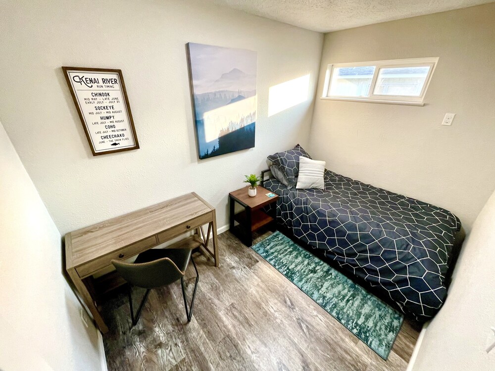 Entire home remodeled & 1 mile to Kenai River & 1/2 block to Peninsula Hospital Hotels in Soldotna