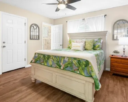 Waterfront Home - GameRoom / Saltwater Pool / Tropical Sunsets / Fish / Swim Hotels in Hernando Beach