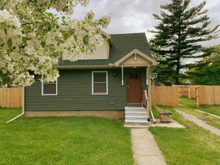 Avalon Guest Lodge 3102 Entire House. Sleeps 9 Отели рядом с достопримечательностью «Christ Temple Church of Lansing»