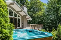 Shuttle to Village/lifts5 miles to base! Cozy Chalet!