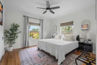 Private Resort!! Sauna, Pool, Cold Plunge, Hot Tub, Tiki Bar, Theater, Games Hotels near Palm Springs